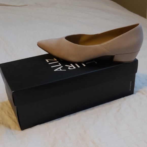 Naturalizer bone coloured low heel NWT - Picture 1 of 5